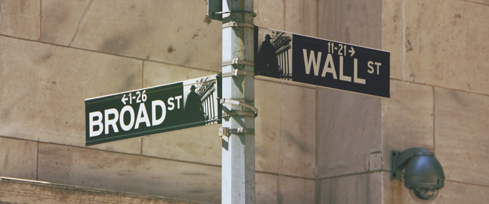 Straßenschild der New Yorker Wall Street.
