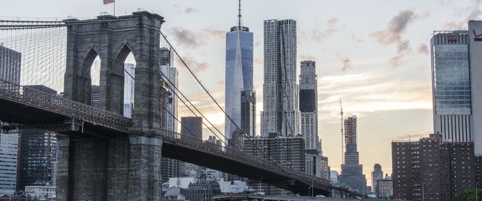 Die New Yorker Brooklyn Bridge. New York ist der wichtigste Finanzplatz der Vereinigten Staaten.