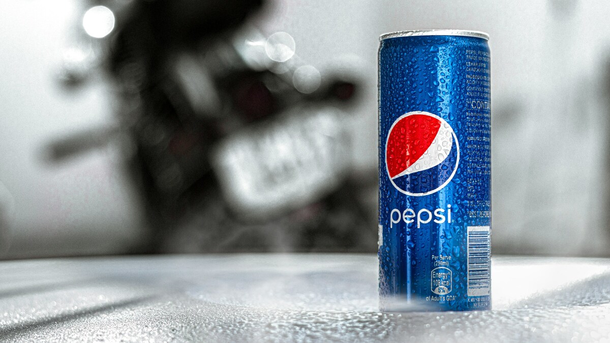 Pepsi Dose auf grauem Tisch.
