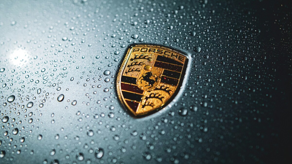 Das Logo der Automobilmarke Porsche. 