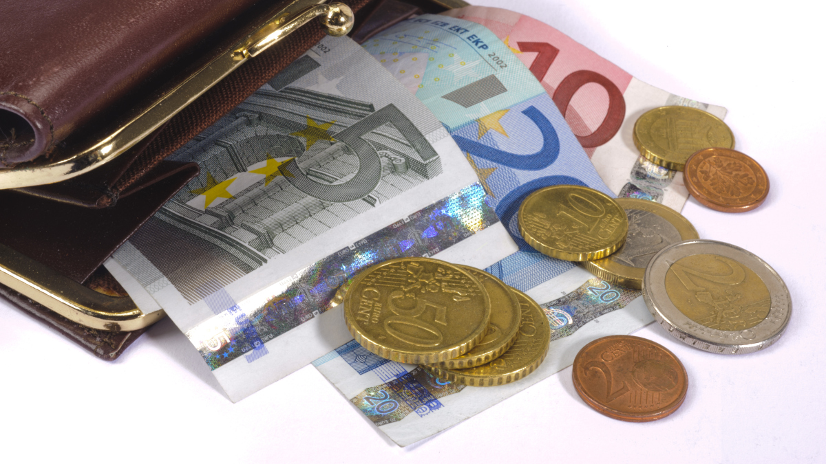 Portemonnaie mit Euro-Scheinen und -Münzen (Symbolbild).