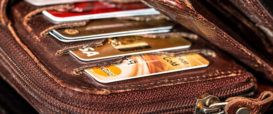 Ein Portemonnaie mit Kreditkarten (Symbolbild).