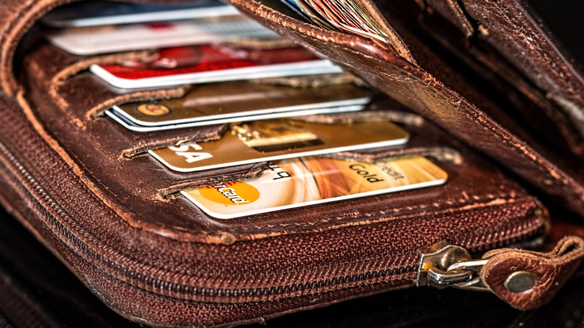 Ein Portemonnaie mit Kreditkarten (Symbolbild).