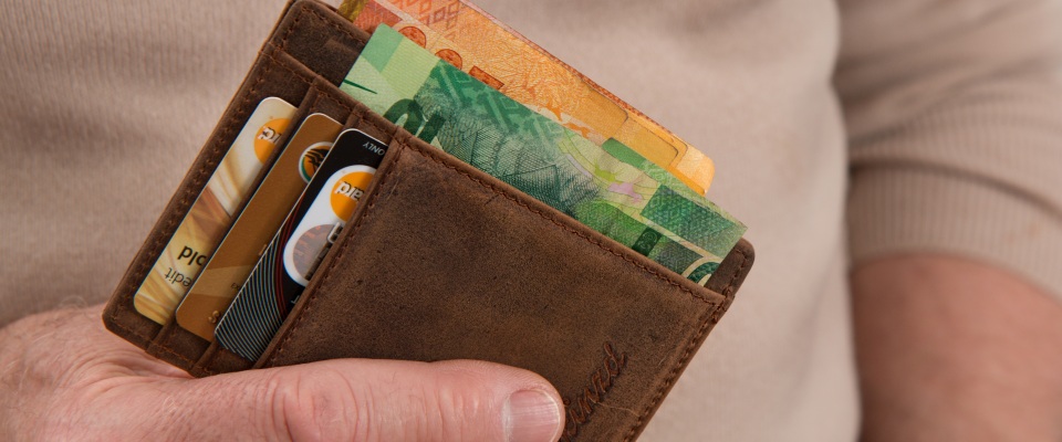Portemonnaie mit Kreditkarten und Geld (Symbolbild).