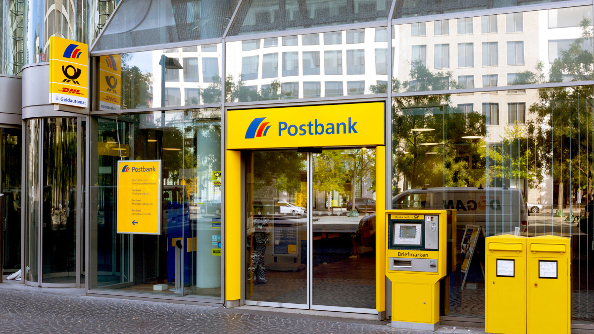 Eingang zum Postbankamt mit Geldautomat und Briefkasten. Frankfurt/Main