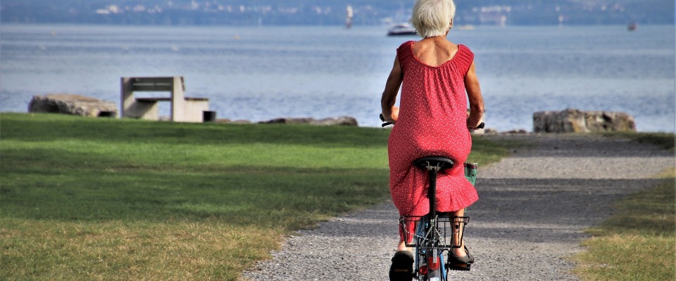 Seniorin, die am Bodensee Fahrrad fährt. (Symbolbild)