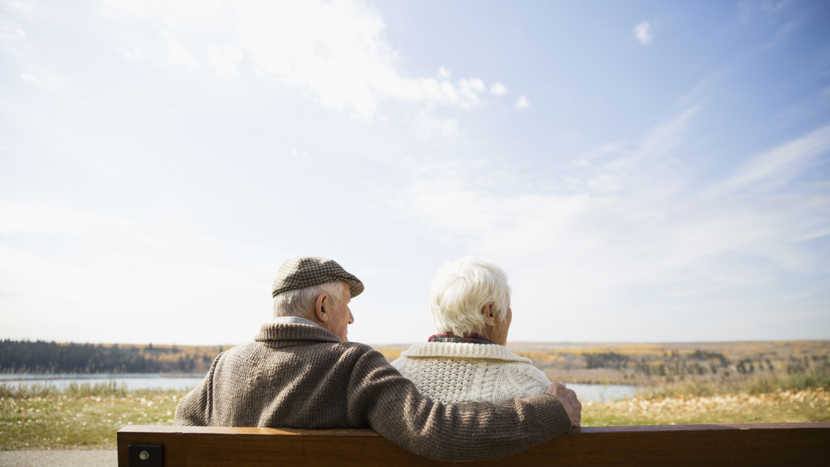 Rentnerpaar auf einer Bank (Symbolbild).