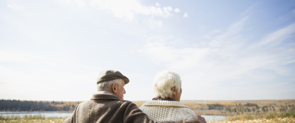Rentnerpaar auf einer Bank (Symbolbild).