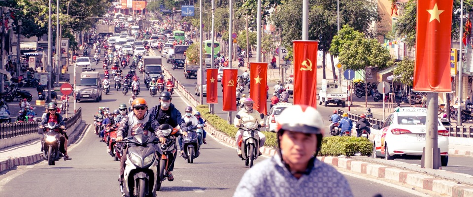 Rollerfahrer in einer vietnamesischen Stadt (Symbolbild).