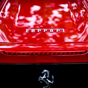 Rückansicht eines roten Ferrari.