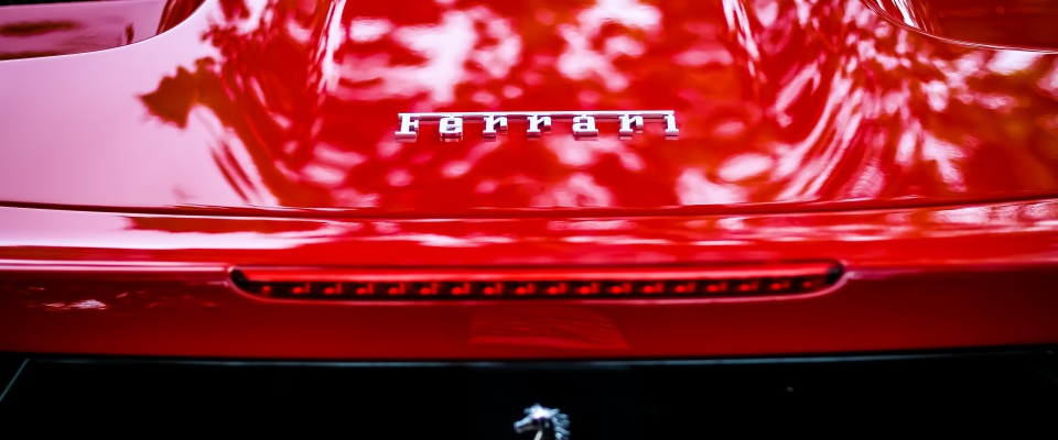 Rückansicht eines roten Ferrari.
