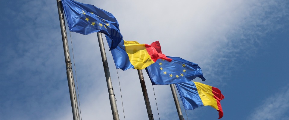 Rumänische Flaggen neben denen der EU.