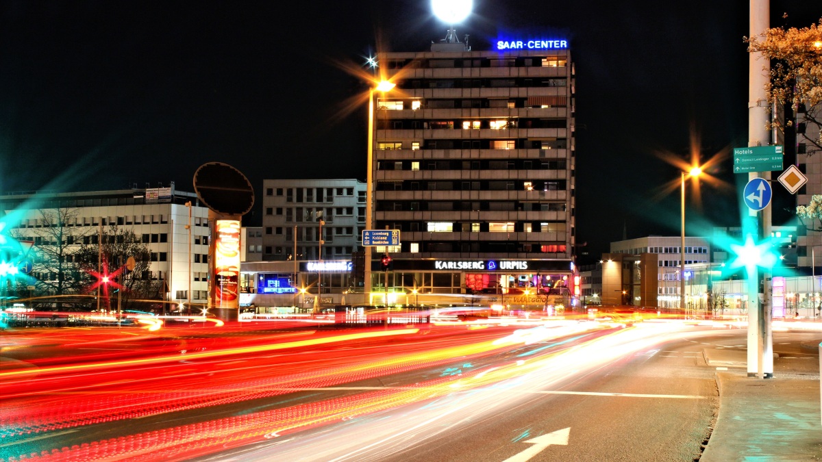Saarbrücken bei Nacht.