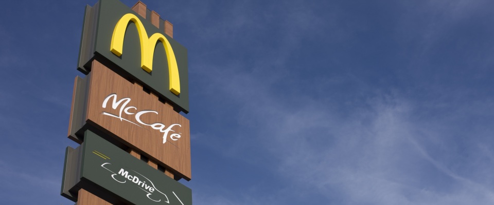 Schilder mit den Logos von McDonald's, McCafé und McDrive.