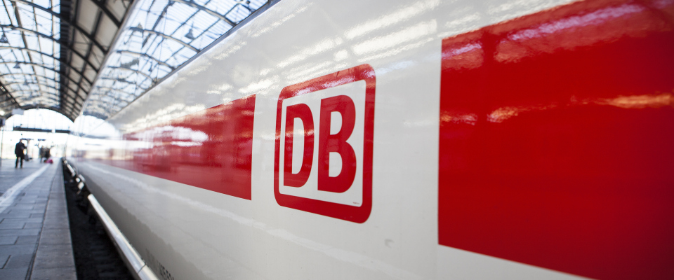 Die Seitenansicht eines ICE mit dem Logo der Deutschen Bahn.