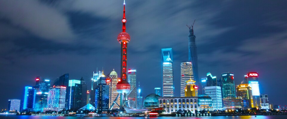 Die Skyline von Shanghai einer große Hafenstadt im Osten Chinas, das als wirtschaftliches, finanzielles und kulturelles Zentrum des Landes gilt.