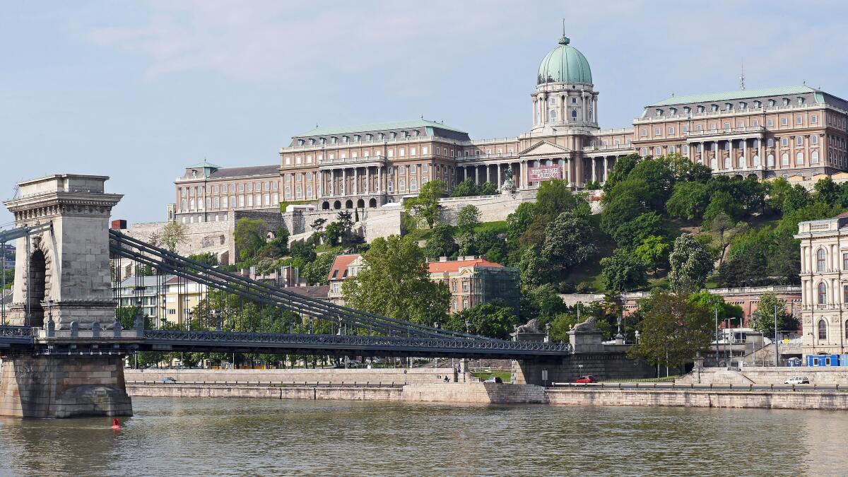 Sicht auf den Burgpalast in Budapest von der Donau aus.