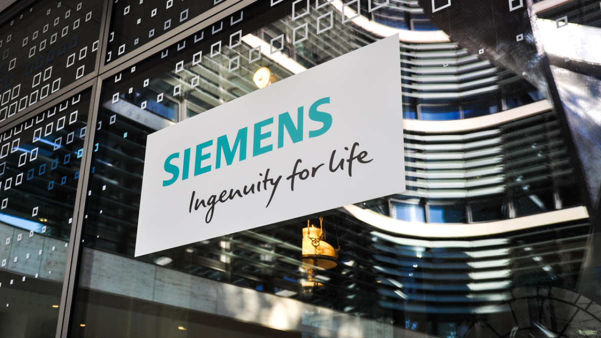 Siemens-Logo an einer Tür des Siemens Hauptsitzes in München
