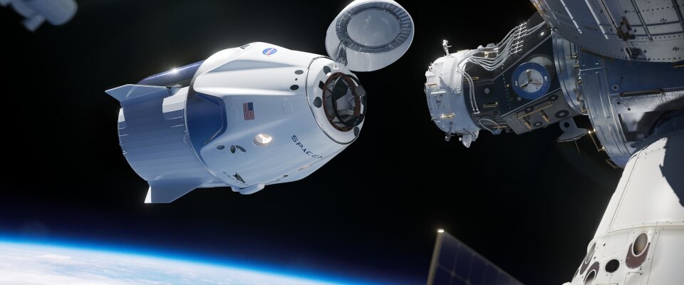Ein SpaceX Crew Dragon Raumschiff nähert sich der Internationalen Raumstation zur Andockung.