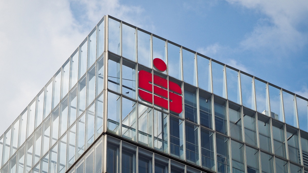 Sparkassen-Logo an einer Fassade.