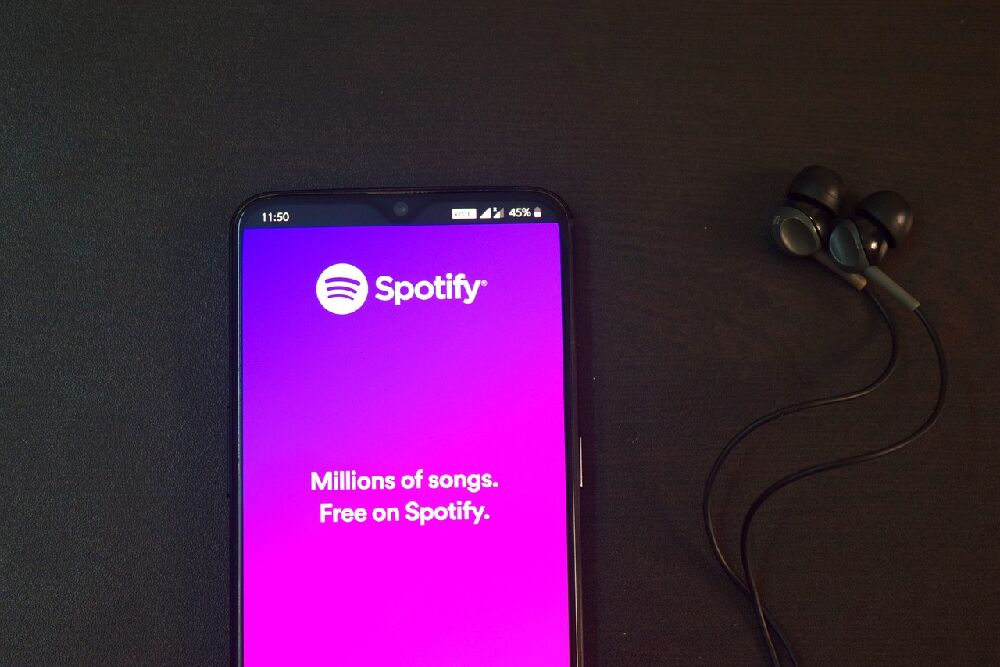 Spotify ist eine digitale Musik-Streaming-Plattform, die es Benutzern ermöglicht, Millionen von Songs von verschiedenen Künstlern über das Internet zu hören.