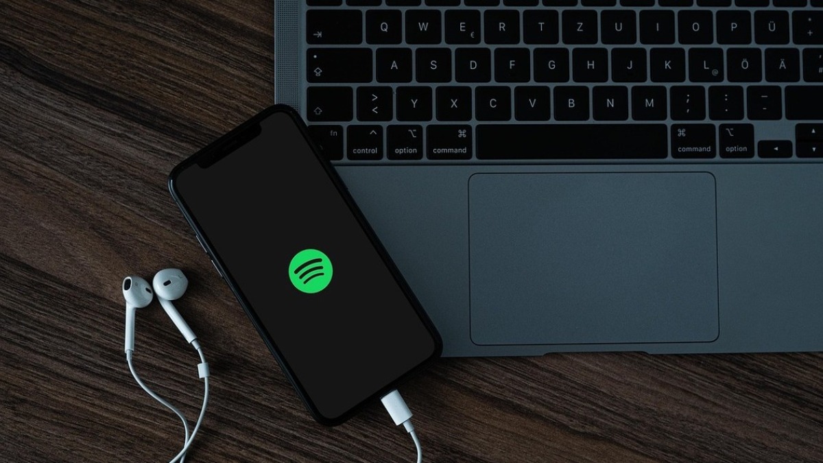 Spotify ist eine digitale Musik-Streaming-Plattform, die es Benutzern ermöglicht, Millionen von Songs von verschiedenen Künstlern über das Internet zu hören.