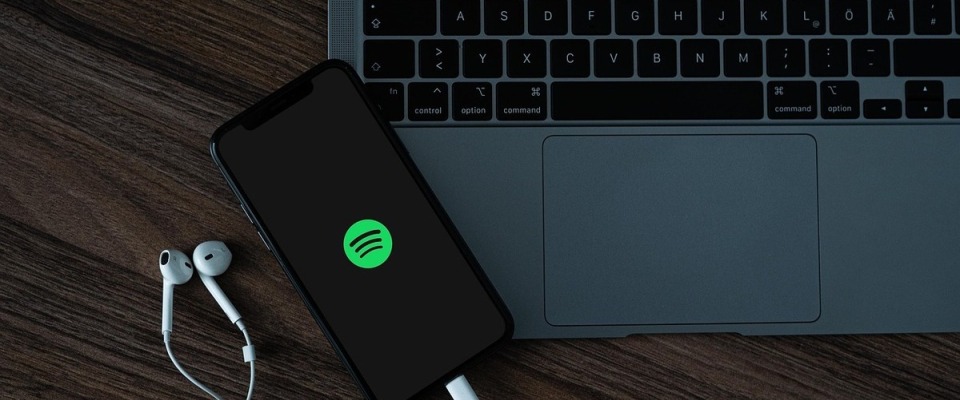 Spotify ist eine digitale Musik-Streaming-Plattform, die es Benutzern ermöglicht, Millionen von Songs von verschiedenen Künstlern über das Internet zu hören.