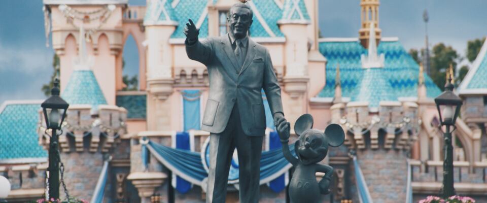 Statuen von Walt Disney und Micky Maus.
