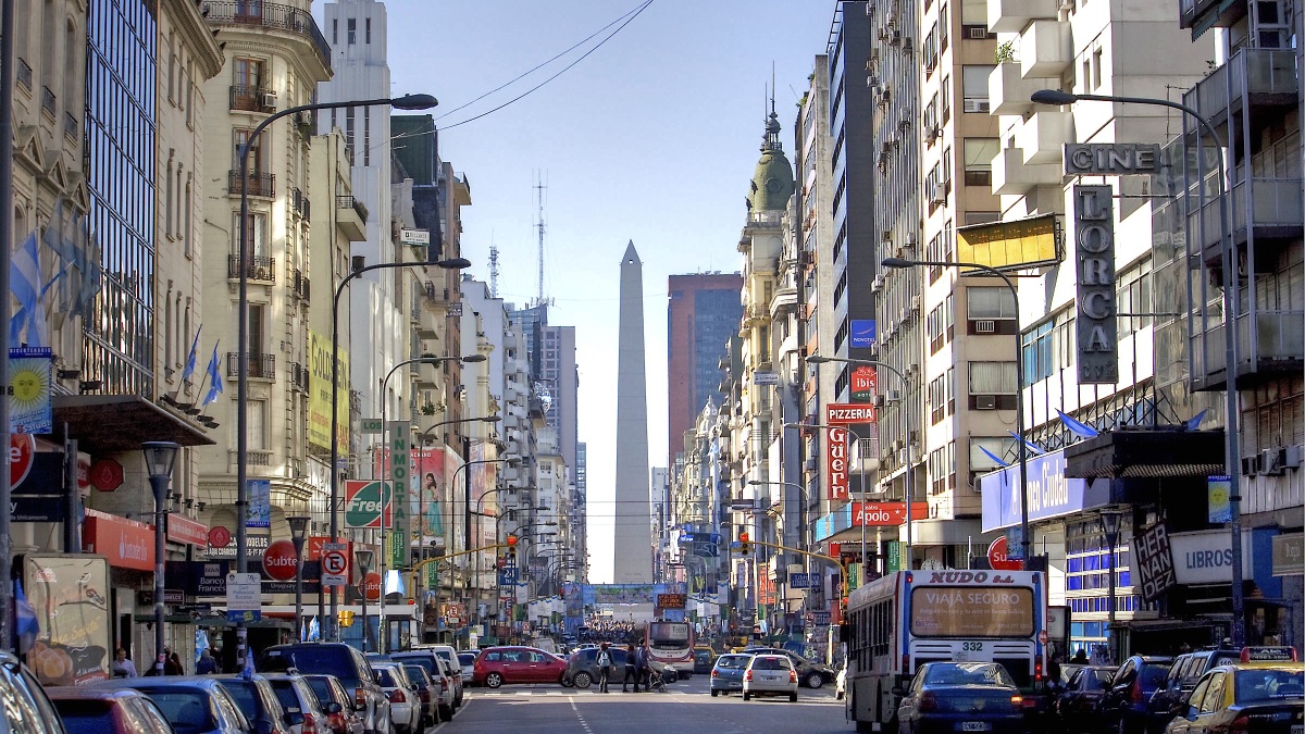 Straßenzug von Buenos Aires, im Hintergrund der Obelisk.