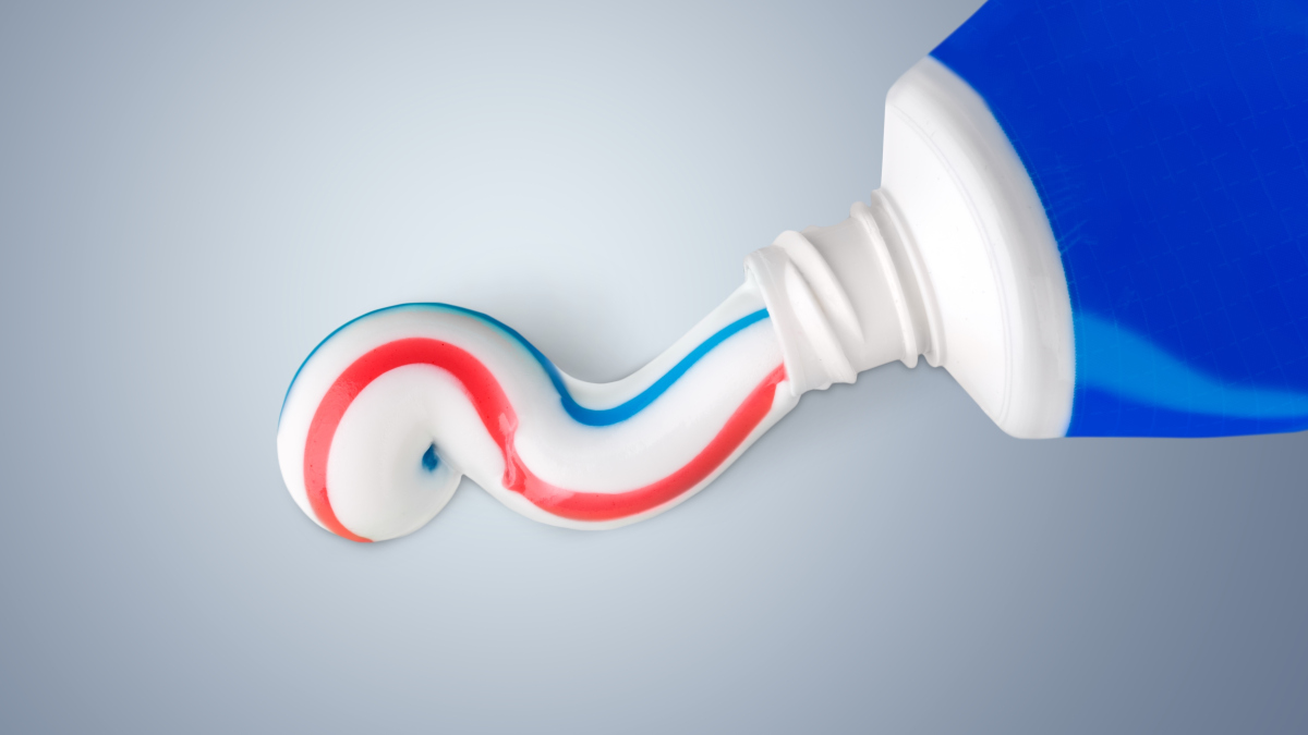 Ein Streifen Zahnpasta aus der Tube. (Symbolfoto)