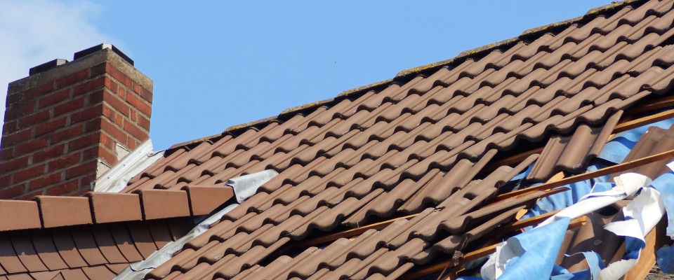 Sturmschäden am Dach eines Hauses (Symbolbild).