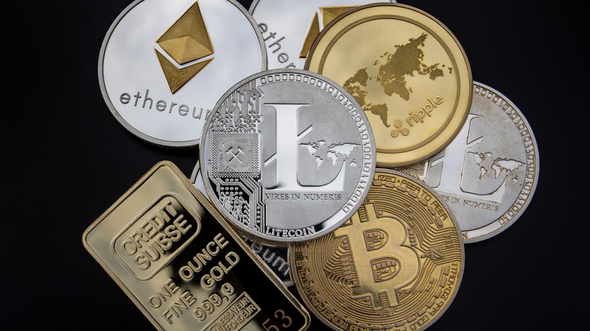 Symbolische Münzen der Kryptowährungen Litecoin, Ethereum, Bitcoin und Ripple.