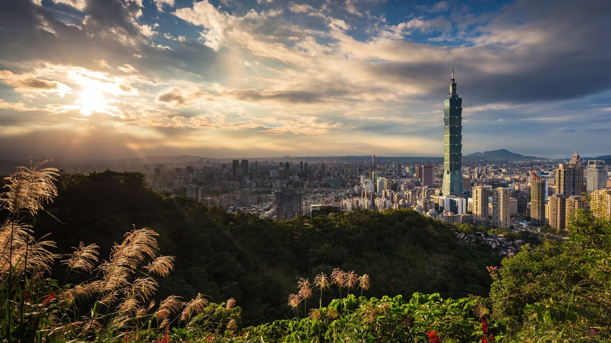 Blick auf die Skyline von Taipeh (Taiwan) mit dem Wolkenkratzer Taipei 101 am Nachmittag.