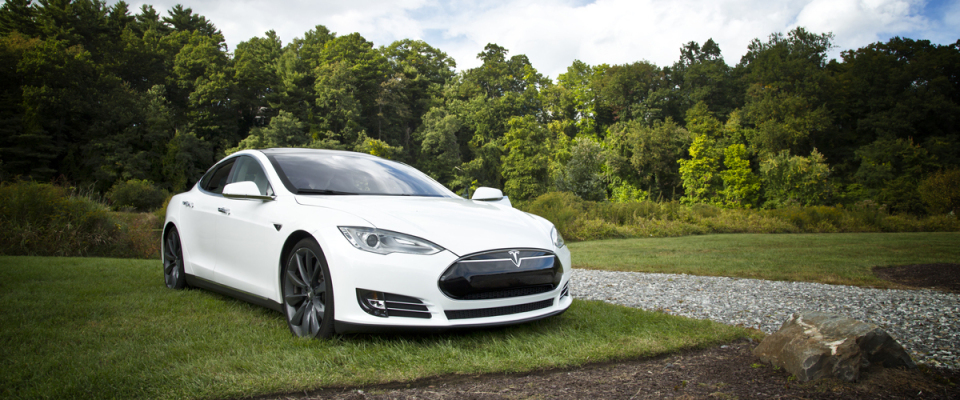 Ein Wagen der Marke Tesla.