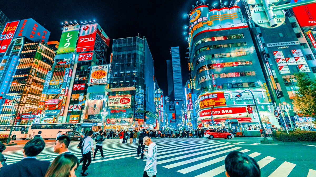 Der Stadtteil Shinjuku in Tokio, Japan, einem bedeutenden Wirtschaftszentrum in Ostasien.