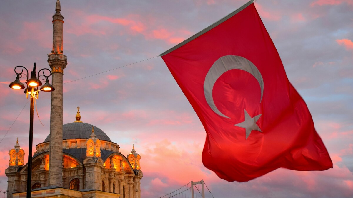 Die Flagge der Türkei vor der Bosporus-Brücke in Istanbul.