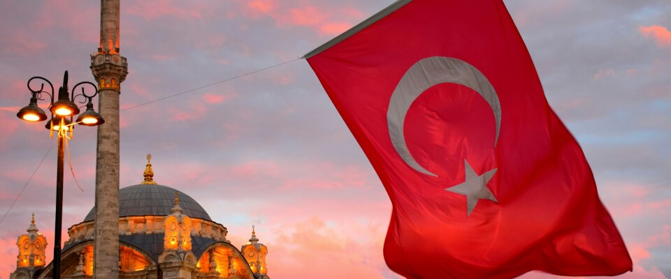 Die Flagge der Türkei vor der Bosporus-Brücke in Istanbul.