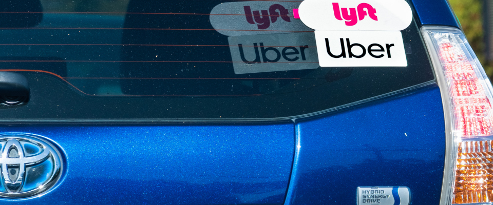 Auto mit Uber- und Lyft-Aufkleber