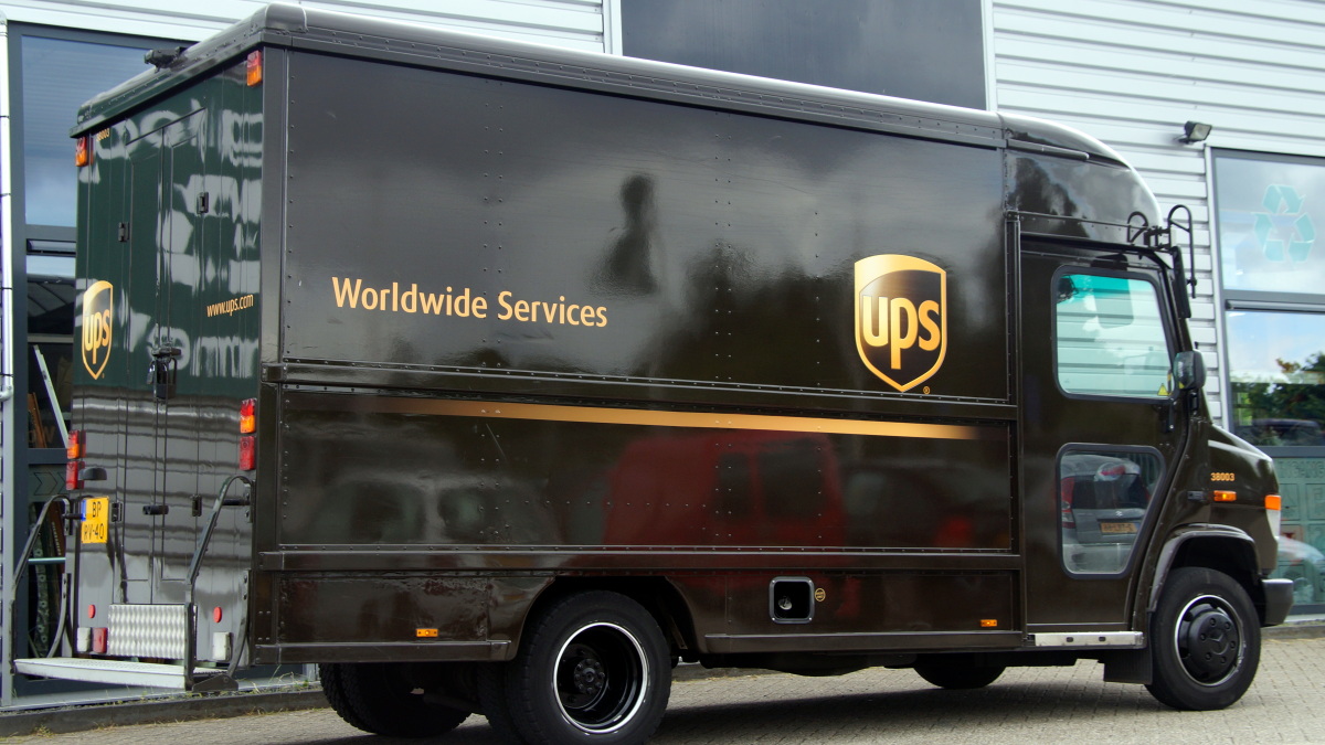 Ein UPS-Truck bei der Auslieferung.