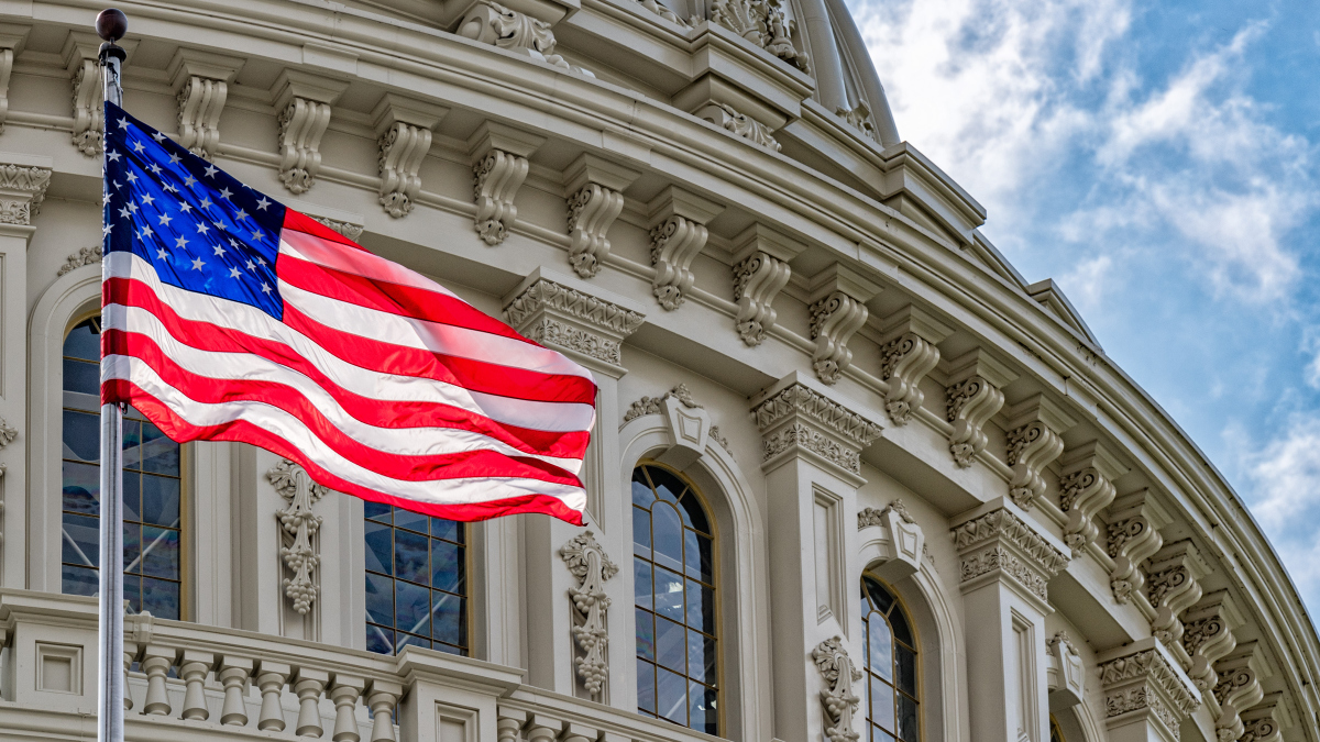 Blick auf das Washington DC Capitol mit wehender amerikanischer Flagge
