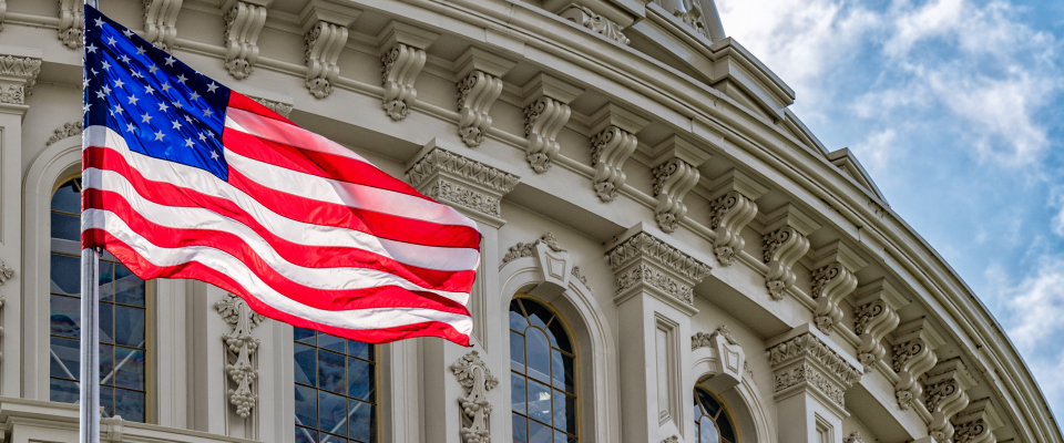 Blick auf das Washington DC Capitol mit wehender amerikanischer Flagge