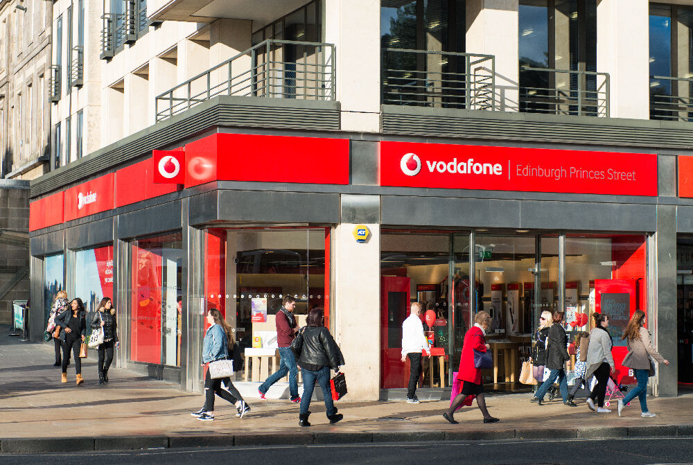 Ein Vodafone-Geschäft in Edinburgh, Schottland. 