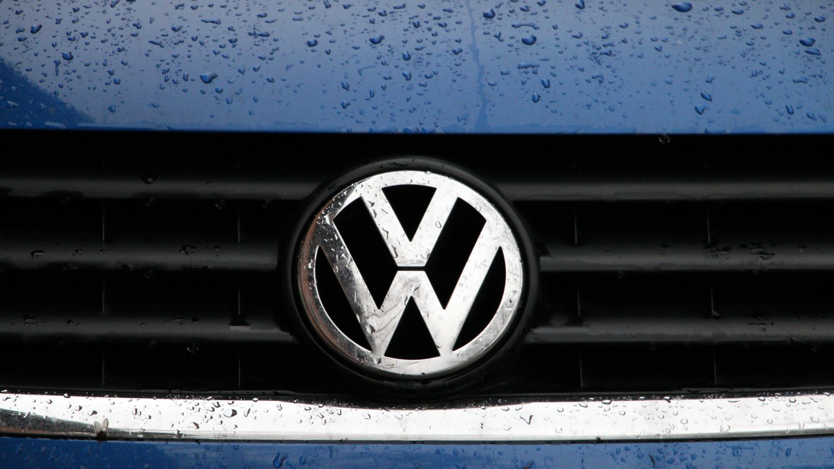 VW-Logo auf einem Kühlergrill.