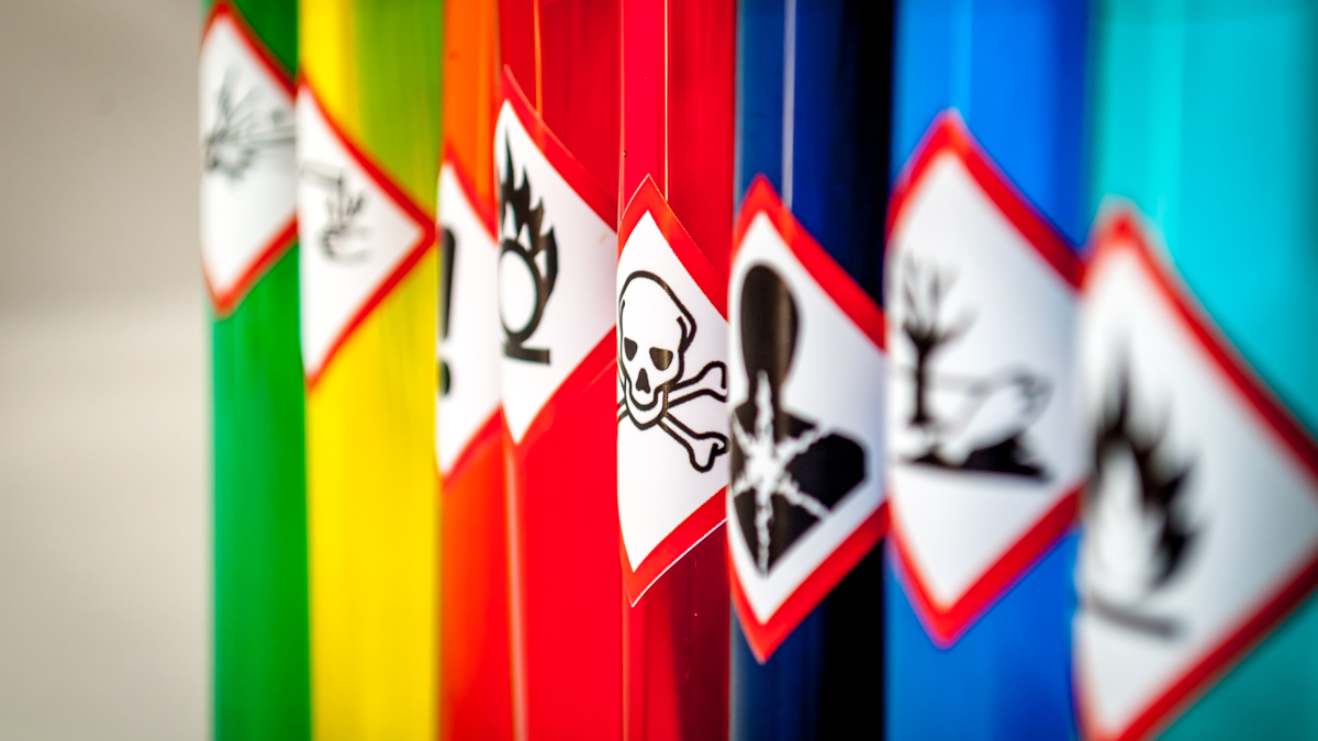 Warnzeichen für Chemikalien (Symbolbild).
