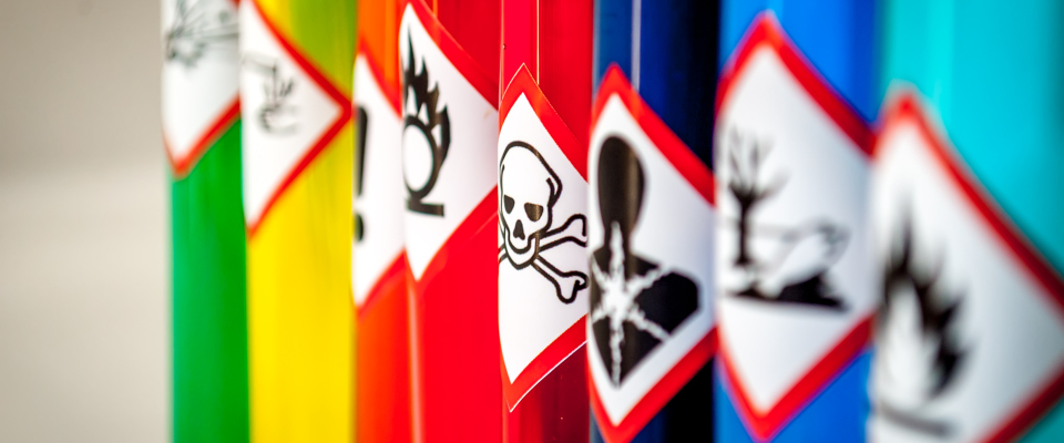 Warnzeichen für Chemikalien (Symbolbild).