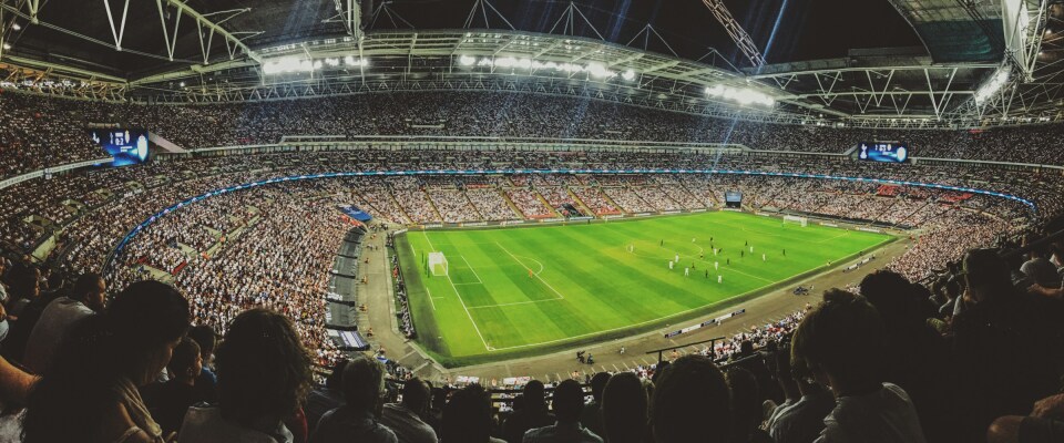Das Wembley-Stadion in London ist ein berühmtes Fußballstadion, das als Heimspielstätte der englischen Nationalmannschaft dient.