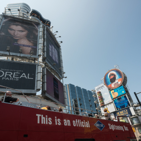 Werbung von L'Oréal am Dundas Square in Toronto, Kanada.
