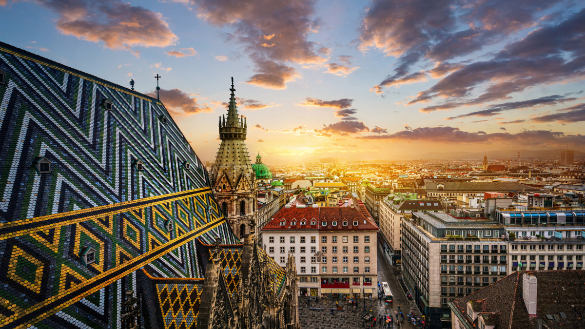 Blick auf Wien vom Dach des Stephansdoms, Wien, Österreich. Der Stephansdom ist ein Wahrzeichen und Wahrzeichen der Stadt Wien.