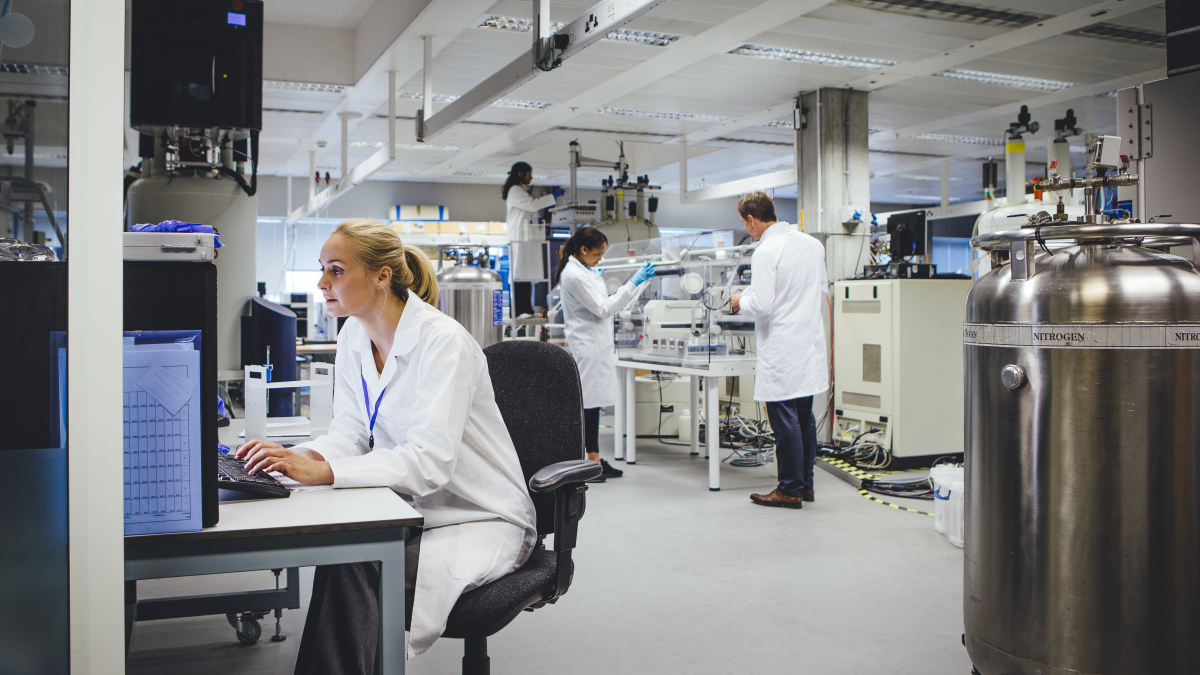 Wissenschaftler bei der Arbeit in einem medizinischen Labor (Symbolbild).