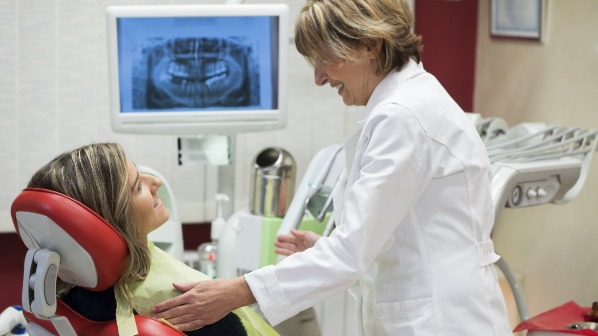 Eine Zahnärztin berät eine Patientin (Symbolbild).
